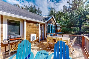 Outdoor dining - Luxe townhome with amazing ocean & mountain views - walk to beach & downtown (Manzanita)