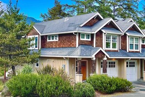 Exterior - Luxe townhome with amazing ocean & mountain views - walk to beach & downtown (Manzanita)