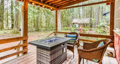 Creek-side cabin with private hot tub & fireplace - near hiking trails & slopes