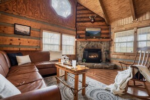 Smart TV - Beautiful Cabin, Perfect Location. Book Now! Minutes From Town! (Sevierville)