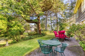 Outdoor dining - Beach home two blocks from shore & two minutes from town (Seaside)