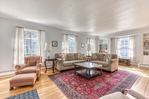 TV, DVD player, offices - Beach home two blocks from shore & two minutes from town (Seaside)
