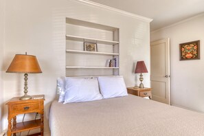 4 bedrooms, travel cot, WiFi, bed sheets - Beach home two blocks from shore & two minutes from town (Seaside)