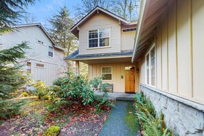 Exterior - Mountain condo with pool tabl & private hot tub - great for golfers, skiers & hikers (Welches)