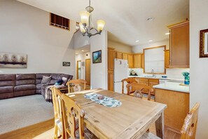 Interior - Mountain condo with pool tabl & private hot tub - great for golfers, skiers & hikers (Welches)