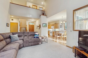 TV, fireplace, video games, DVD player - Mountain condo with pool tabl & private hot tub - great for golfers, skiers & hikers (Welches)