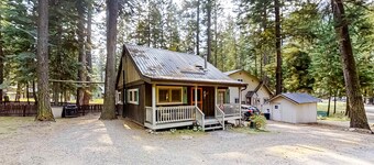 Woodland Cabin w/ Fenced Backyard, Deck, Front Porch & WiFi - Dogs Welcome