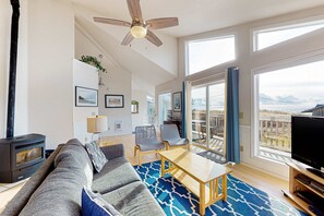 TV, DVD player, stereo, offices - Elegant Home on Quiet Dead-End Street w/ Ocean Views - Dogs OK (MCA #155) (Manzanita)