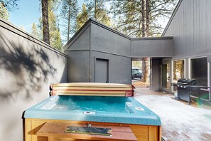 Outdoor spa tub - Cozy Dog-Friendly Home with Private Hot Tub, Four SHARC Passes, Close to Village (Sunriver)