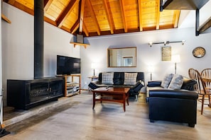 TV, fireplace, DVD player, stereo - Cozy Dog-Friendly Home with Private Hot Tub, Four SHARC Passes, Close to Village (Sunriver)