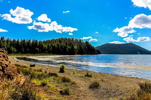 Beach - Cozy Dog-Friendly Home with Private Hot Tub, Four SHARC Passes, Close to Village (Sunriver)