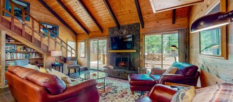 Loft home with private hot tub, deck, grill, fireplace, & 10 SHARC passes