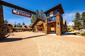 Exterior - Loft home with private hot tub, deck, grill, fireplace, & 10 SHARC passes (Sunriver)