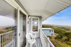 Property grounds - Charming Oceanfront Home with WiFi - Secluded, Yet Close to Town (Florence)