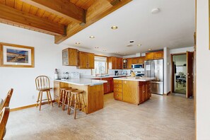 Fridge, microwave, oven, stovetop - Charming Oceanfront Home with WiFi - Secluded, Yet Close to Town (Florence)