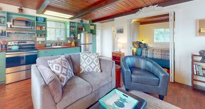 Dog-friendly ADU with a full kitchen & shared washer&dryer - near the water