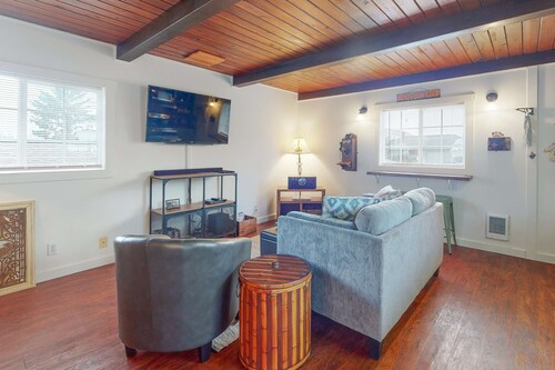 Dog-friendly ADU with a full kitchen & shared washer/dryer - near the water