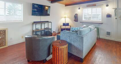 Dog-friendly ADU with a full kitchen & shared washer/dryer - near the water