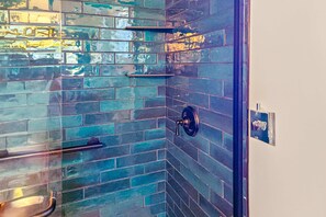 Shower, hair dryer, towels - Charming & convenient cottage - one block from the beach & prom with front porch (Seaside)