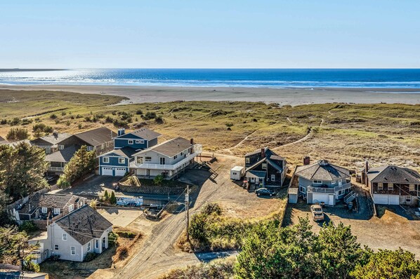 Exterior - Charming & convenient cottage - one block from the beach & prom with front porch (Seaside)