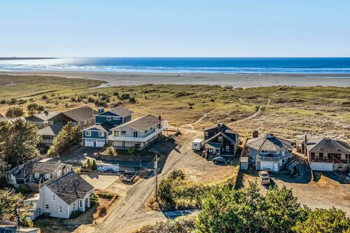 Charming & convenient cottage - one block from the beach & prom with front porch