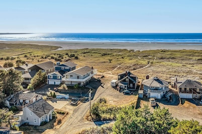 Charming & convenient cottage - one block from the beach & prom with front porch
