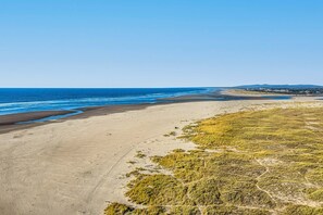 Beach nearby - Charming & convenient cottage - one block from the beach & prom with front porch (Seaside)