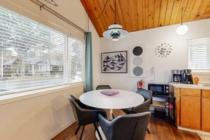 Dining - Charming & convenient cottage - one block from the beach & prom with front porch (Seaside)