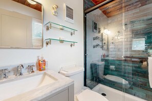 Douche, sèche-cheveux, serviettes fournies