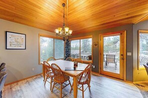 Dining - Inviting house with hot tub, game tables, bikes, & partial mountain view (Sunriver)