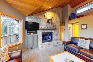 TV, fireplace, DVD player, offices - Inviting house with hot tub, game tables, bikes, & partial mountain view (Sunriver)