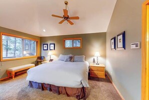 3 bedrooms, iron/ironing board, WiFi, bed sheets - Inviting house with hot tub, game tables, bikes, & partial mountain view (Sunriver)