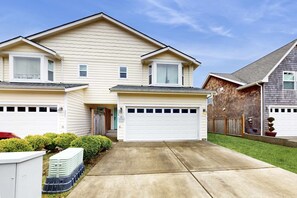 Exterior - Newly remodeled house w/ entertainment & bikes - walk to the beach (Seaside)