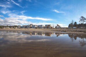Beach nearby - Newly remodeled house w/ entertainment & bikes - walk to the beach (Seaside)