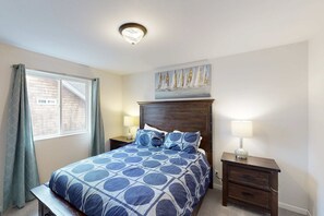 3 bedrooms, iron/ironing board, travel cot, WiFi - Newly remodeled house w/ entertainment & bikes - walk to the beach (Seaside)