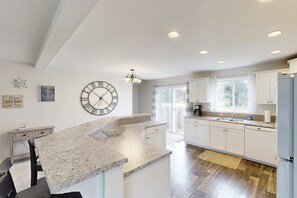 Fridge, microwave, oven, stovetop - Newly remodeled house w/ entertainment & bikes - walk to the beach (Seaside)