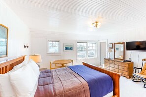 7 habitaciones, escritorio y tabla de planchar con plancha 
