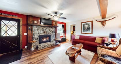 Cozy, dog-friendly home with fireplace, near Wallowa Lake State Park & tram