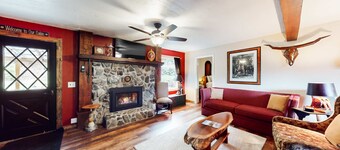 Cozy, dog-friendly home with fireplace, near Wallowa Lake State Park & tram