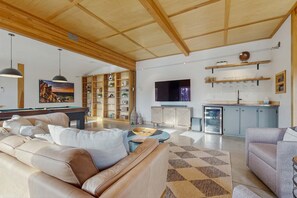 TV, fireplace, offices - Stylish mountain home featuring pool table, horseshoe pit, and mountain views (Bend)