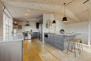 Fridge, microwave, oven, stovetop - Stylish mountain home featuring pool table, horseshoe pit, and mountain views (Bend)