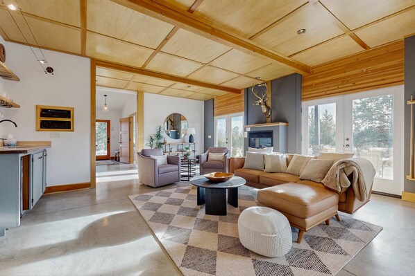 TV, fireplace, offices - Stylish mountain home featuring pool table, horseshoe pit, and mountain views (Bend)