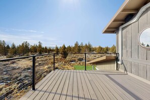 Terrace/patio - Stylish mountain home featuring pool table, horseshoe pit, and mountain views (Bend)