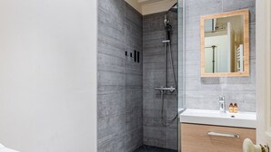 Ein modernes Badezimmer mit Dusche, Toilette und Waschtisch.