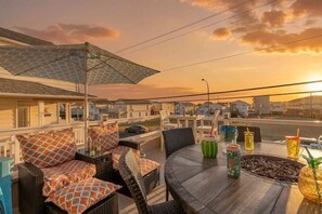 Outdoor dining - Trendy & fun 6 BR-100 steps to Beach-few more Bay (Seaside Heights)