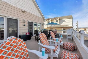 Outdoor dining - Trendy & fun 6 BR-100 steps to Beach-few more Bay (Seaside Heights)