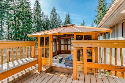 Spacious Two-Story Home withPrivate Hot Tub, Free WiFi, & Game Room - Dogs OK