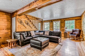 TV, table football, offices - Dog-friendly creekside home with entertainment barn, private hot tub & firepit (Rhododendron)