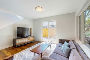 TV, offices - Beautiful home with patio - in the perfect location near Downtown Bend & more (Bend)