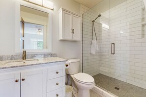 Shower, hair dryer, towels - Beautiful home with patio - in the perfect location near Downtown Bend & more (Bend)